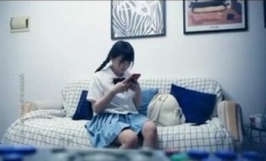 JK装麻花辫童颜大奶兼职外围嫩妹，展示一字马沙发上操，撩起裙子揉穴舌吻