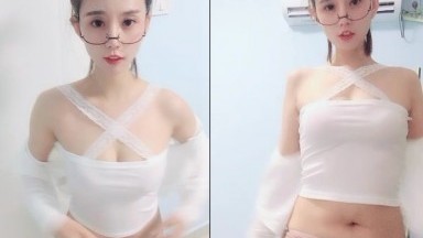 喵喵是个猫极品颜值酒窝美女，戴眼镜扎起头发，简直完美脱下内裤露肥臀