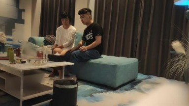 加钱哥约战淫荡小骚货，里面穿着比基尼，趴在健身球上揉穴