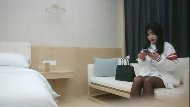 【莉莉坚辛苦】，外围狂欢夜，甜美网红脸，情趣黑丝诱惑，肤白貌美人又骚