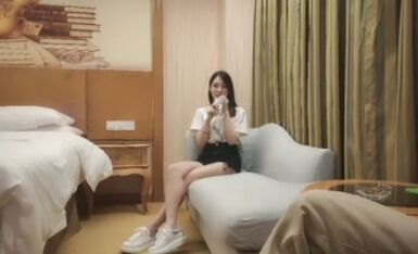 小马丶寻花颜值一流高端外围女神，齐逼小短裤按头插嘴，对着镜头扣穴