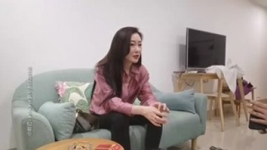 气质很好高端颜值外围美腿小姐姐，衬衣吊带小背心，按摩舔背先服务