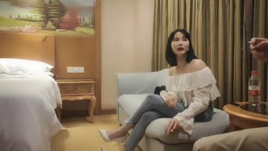 小马丶寻花大长腿牛仔裤美女小姐姐，喜欢穿着衣服调下情，抬起腿特写揉穴