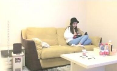 黑色渔夫帽萌萌哒美女带着帽子操逼，美腿牛仔裤还在自拍，深喉口交大屌