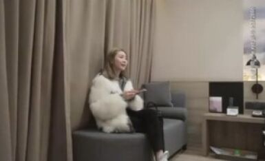 小胖哥约娇小身材时尚外围妹子，喜欢边舌吻边扣穴，骑在身上扭动细腰，两个奶子大小刚好