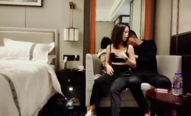 【大屌极品探花】，新人探花，势头挺猛，再约漂亮小姐姐，身材苗条，娇小玲珑，抠穴舌吻啪啪，浪叫连连精彩佳作