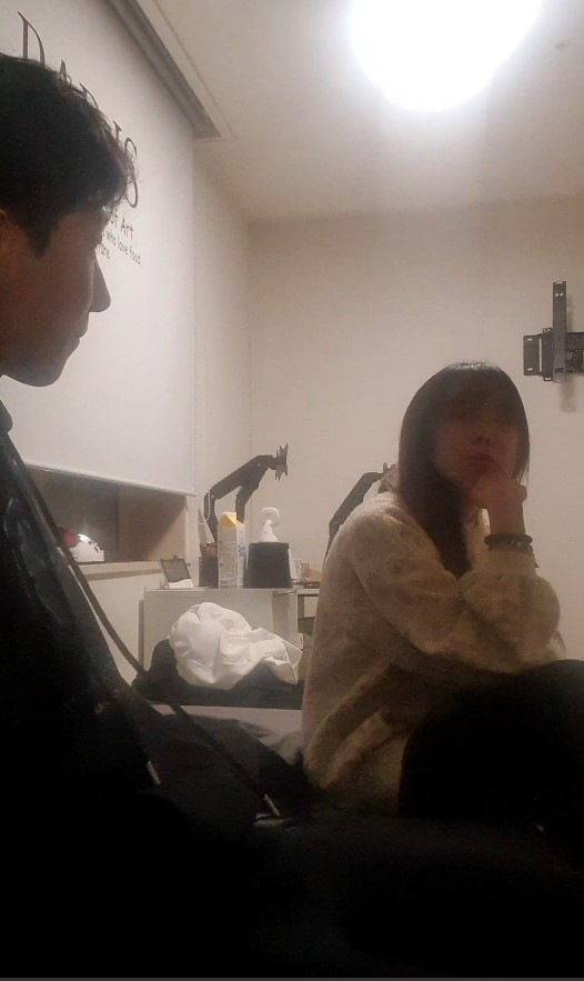 火爆全网的韩国嫖妓偷拍达人金先生，约炮身材笔挺的小姐姐，被发现了偷拍还不生气，继续做爱享受帅鸡巴的抽插