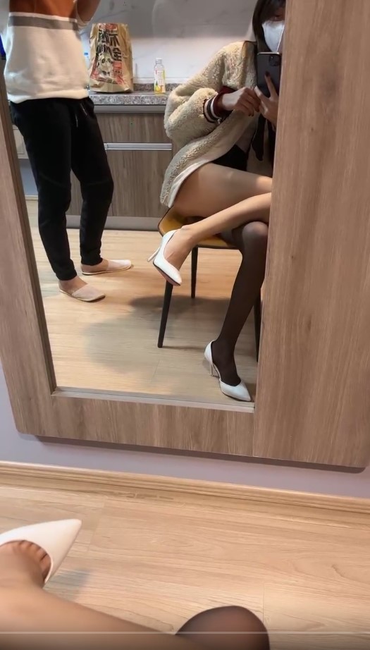 酒店里面约个模特身材的女神高层中爬窗后入啪啪，黑丝细腿骚气十足