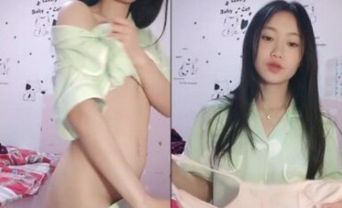 顶点--清纯校园女神，家中下海 ，晚自习回来悄悄直播赚生活费，小淫穴摸摸就流汁水，掰穴诱惑狼友！