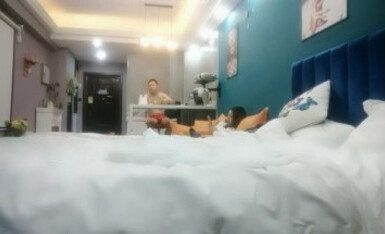 【91龙十三探花】，周末酒店开房，出轨小少妇约来偷情，阴毛浓密水汪汪，近距离特写抽插，良家性爱别样滋味