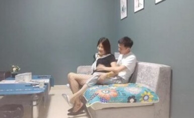 【小狐狸娱乐】御姐范黑色网袜骚女，张开双腿揉搓骚穴，撩起裙子拉着手后入，镜头前猛操大屁股