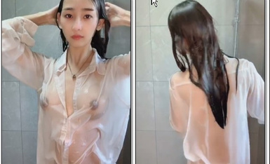 骨感性感女神猫咪，一个人在家无聊，穿着透明衬衫淋浴，犹如芙蓉出水，发骚的样子是那么迷人.