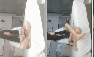 【零零后杀手】酒店约操小萝莉，扒掉衣服扣穴，张开双腿抽插，低低呻吟不怎么会叫