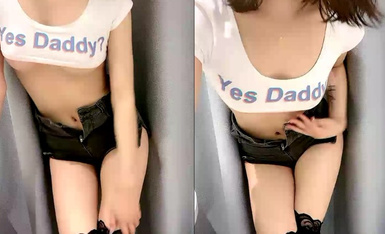 性感极品尤物！太会玩诱惑了！齐逼牛仔短裤，半脱下内裤掰穴，淫语骚话不断，浪叫呻吟堪比女优