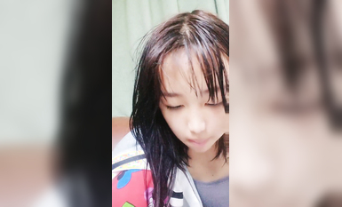 太嫩了！3個學生妹妹~在家全裸自慰~【佳怡】小穴反光~！ (2)