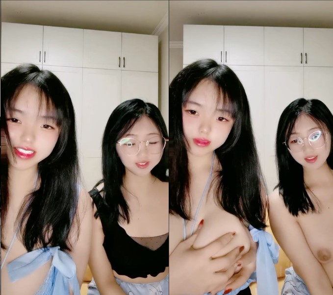 童颜巨乳小嫩逼，风骚好姐妹一起大秀直播诱惑，淫声荡语互动撩骚，揉奶玩逼特写展示小粉逼，精彩不要错过