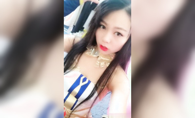 颜值不错的二次元美眉漫展空闲在后台自拍紫薇 逼逼粉嫩好诱惑