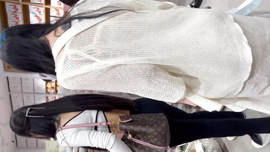 商城尾隨兩個買水杯時尚小迷妹 透過帶血窄內看到肥凸的陰部輪廓