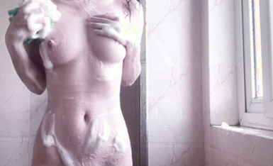 身材頗佳的反差小可愛，干凈的白虎私處敏感多汁，手中道具眾多，甚至還有不少幻龍，solo時腦中充滿了淫盪小劇場，已經自我解鎖了三洞 (1)