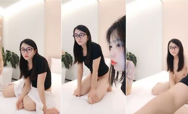 老哥愛艹眼鏡妹,不知哪裏約到的倆極品OO後眼鏡學生妹,這邊艹壹個,手裏再扣壹個,好不快活