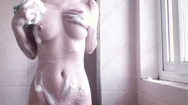 身材頗佳的反差小可愛，干凈的白虎私處敏感多汁，手中道具眾多，甚至還有不少幻龍，solo時腦中充滿了淫盪小劇場，已經自我解鎖了三洞 (1)