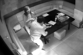 黑客破解KTV包房攝像頭偷拍 幹部模樣大叔和大胸小姐姐在包間享受特殊服務弄得大叔爽飛了