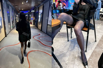 極品大長腿苗條身材陰釘騷妻【金秘書】付費福利，公園超市各種露出放尿絲襪塞逼自慰，太頂強推（1）