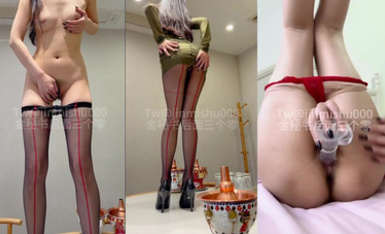 《最新流出顶级女神》对白淫荡，极品大长腿完美身材阴钉骚女【金秘书】12月私拍，火锅店上桌道具发骚，公园换丝袜人前露出放尿 合集（1）