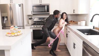 漂亮美女【Lulu Chu】深喉吃雞啪啪 身材嬌小被黑祖宗各種姿勢無套輸出 口爆吃精 一強一弱視覺強烈