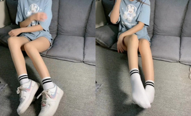 語辱罵足交【原味跑跑 paopaoyw】學生妹穿一周的臟白棉襪剛跑完步辱罵羞辱假雞巴足交sm，穿上小白鞋踩爛賤狗的雞巴