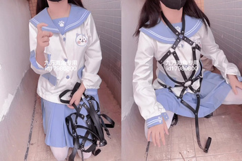 海角反差婊-【胡九萬（原小芳姐姐）】九萬原創浙江的哥哥跑來成都找我玩我帶他去天台差點秒射最後還是被內射