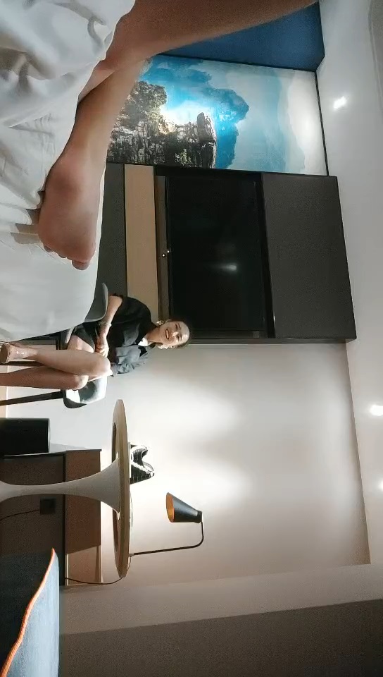 泡良大佬忽悠漂亮中介小姐姐 酒店开房谈笑风生 风骚饥渴以为遇到了大佬青睐