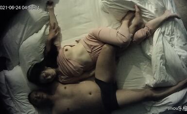 情趣酒店摄像头上帝视角最佳视角偷拍中年富男和情妇偷情各种姿势草把床单都弄脏了