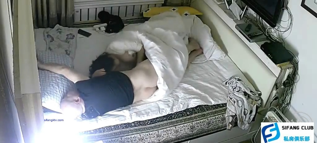 【求片系列】家庭摄像头实拍女儿回娘家父亲和漂亮女儿乱伦，女婿头顶大草原3.20录