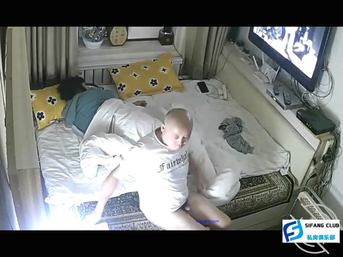 【求片系列】光头女儿回自己家陪老公了，只能将就操老婆的老逼了。