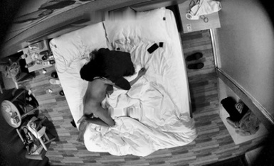 白皙學生妹和黑皮猥瑣男開房做愛 連干三次 (2)