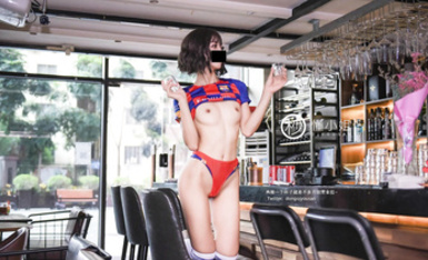 【深夜企劃】極品模特【懂小姐】-世界盃性感足球寶貝火辣露出 酒館釋放天性迷人嬌軀勾引客人