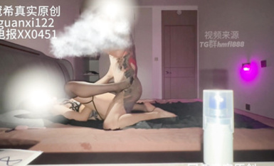 【8月新檔】北京女大學生約炮王紋身哥「冠希原創」付費新作！黑絲女大學一邊自慰一邊挨操騷死了