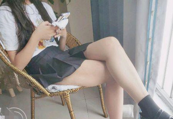 海角《兄妹亂倫》【我的龍鳳胎妹妹】龍鳳胎哥哥強上02年親妹妹 再次操正在寫作業的妹妹 干到一半才發現老媽在家