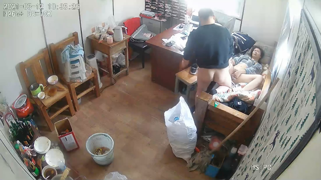 家族工厂摄像头被黑TP弟弟跟嫂子办公室偸情嫂子太骚屋内桶里尿尿完裤子不提等着被干内射肏的尖叫原版无水印