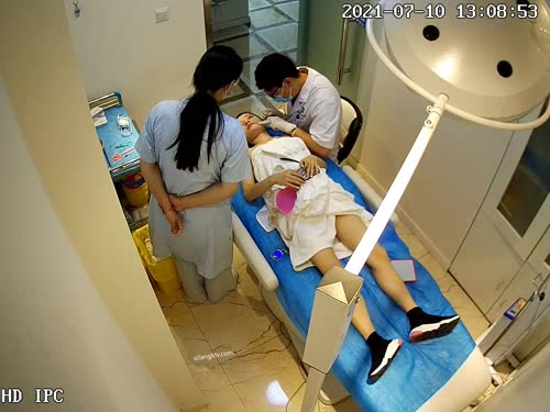 黑客破解美容医院手术室摄像头偷拍网红小美女一边刷视频一边露胸微整形美容打针瘦小脸