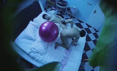 新台情趣酒店健身球房摄像头偷拍单位男女同事出差开房偷情牛逼趴在健身球上玩