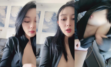 性感尤物網紅女神【coco】解開衣服八字奶，小尺度露穴，極品一線天美穴，張開雙腿揉搓，讓人慾罷不能