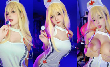 每部外站售價43美刀的OF超人氣COSER可甜可鹽百變小仙女【yamisung】收費私拍，絕美仙女巨乳道具各種紫薇 (1)