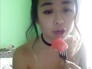 找到了 破案了 這騷逼就是那個直播時兒子給他遞水的那個