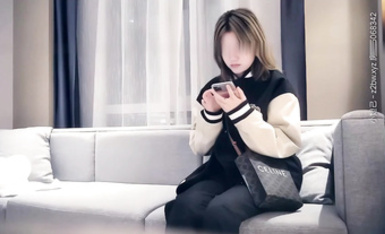 LOVE小天探花棒球服短發萌妹子啪啪，脫掉衣服花臂紋身看不出社會人，腰細胸大側入妹子被操哭了1080修復