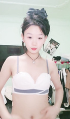 【愛吃草莓喔】清純白嫩小少婦直播摳逼自慰，手指插入小穴粘滿淫水。 (3)