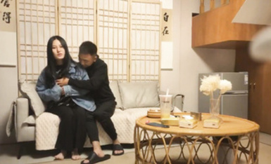 花臂紋身騷貨，開如挺文靜，脫衣後不是同一人了，更要在沙發上操手指扣穴調情正入一頓輸出