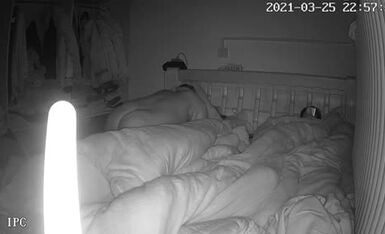 2021三月新流出破解家庭网络摄像头 夫妻当着面儿子打炮把儿子晾在旁边玩手机