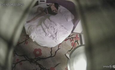 精彩稀缺露背晚礼服漂亮妹子喝醉酒神志不清被强上破处 穿着衣服急不可待就给操了